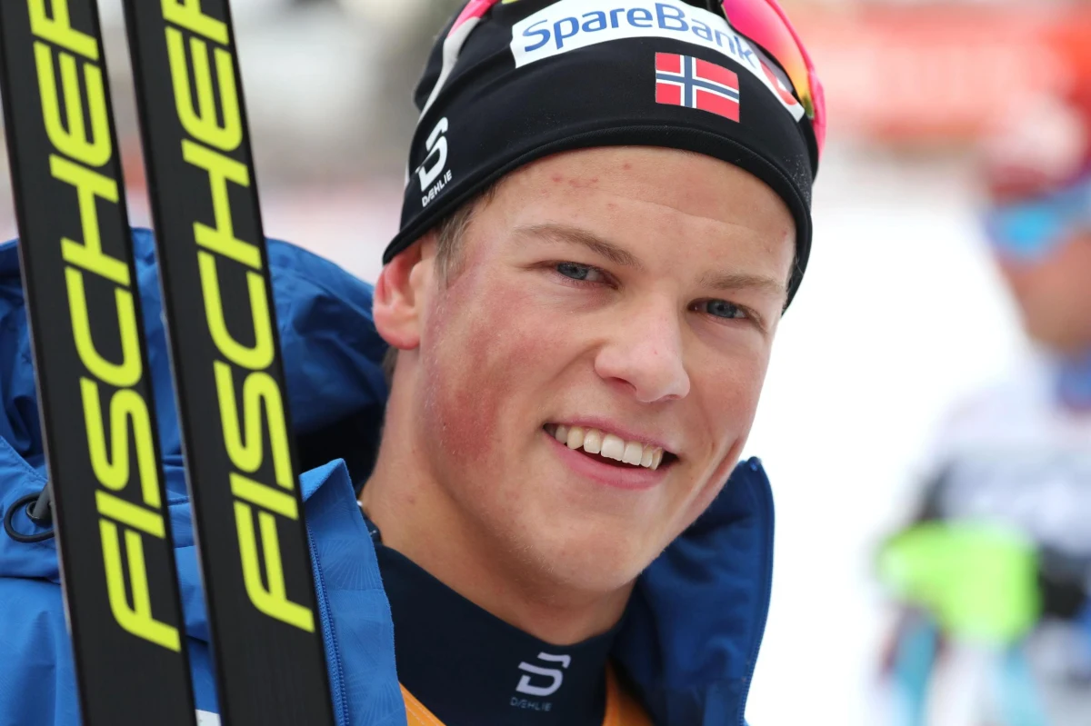 Lider Pucharu Świata w biegach narciarskich Norweg Johannes Klaebo stał się w ciągu kilku tygodni najpoważniejszą nadzieją olimpijską swojego kraju i zarobił od początku sezonu kilka milionów koron, ale w dalszym ciągu posługuje się kartą bankową dla dzieci z limitem wypłat.