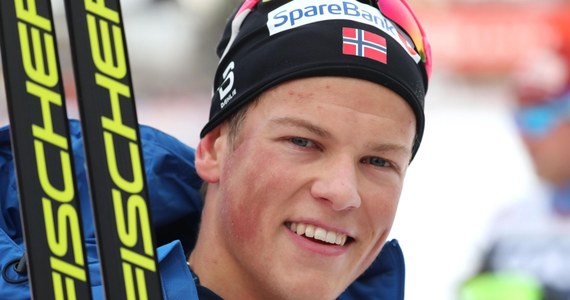 Lider Pucharu Świata w biegach narciarskich Norweg Johannes Klaebo stał się w ciągu kilku tygodni najpoważniejszą nadzieją olimpijską swojego kraju i zarobił od początku sezonu kilka milionów koron, ale w dalszym ciągu posługuje się kartą bankową dla dzieci z limitem wypłat.