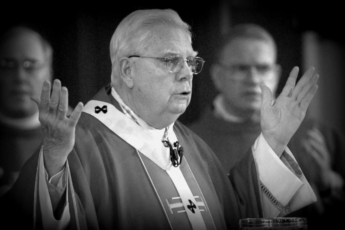 ​Zmarł kardynał Bernard Law, który w 2002 roku zrezygnował z funkcji arcybiskupa Bostonu po ujawnieniu, że przez lata tuszował przypadki pedofilii wśród tamtejszych księży - podały w nocy z wtorku na środę amerykańskie media, powołując się na kościelne źródła. Stacja telewizyjna CBS-4 poinformowała, że kardynał chorował i zmarł w szpitalu w Rzymie. O śmierci dostojnika napisały również m.in. dzienniki "Boston Globe" i "Boston Herald". Oczekuje się, że w ciągu dnia Watykan wyda oficjalny komunikat w tej sprawie. 