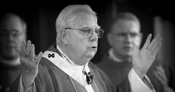 ​Zmarł kardynał Bernard Law, który w 2002 roku zrezygnował z funkcji arcybiskupa Bostonu po ujawnieniu, że przez lata tuszował przypadki pedofilii wśród tamtejszych księży - podały w nocy z wtorku na środę amerykańskie media, powołując się na kościelne źródła. Stacja telewizyjna CBS-4 poinformowała, że kardynał chorował i zmarł w szpitalu w Rzymie. O śmierci dostojnika napisały również m.in. dzienniki "Boston Globe" i "Boston Herald". Oczekuje się, że w ciągu dnia Watykan wyda oficjalny komunikat w tej sprawie. 