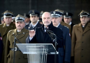 PO domaga się od premiera natychmiastowej dymisji szefa MON. "Zagraża bezpieczeństwu państwa"