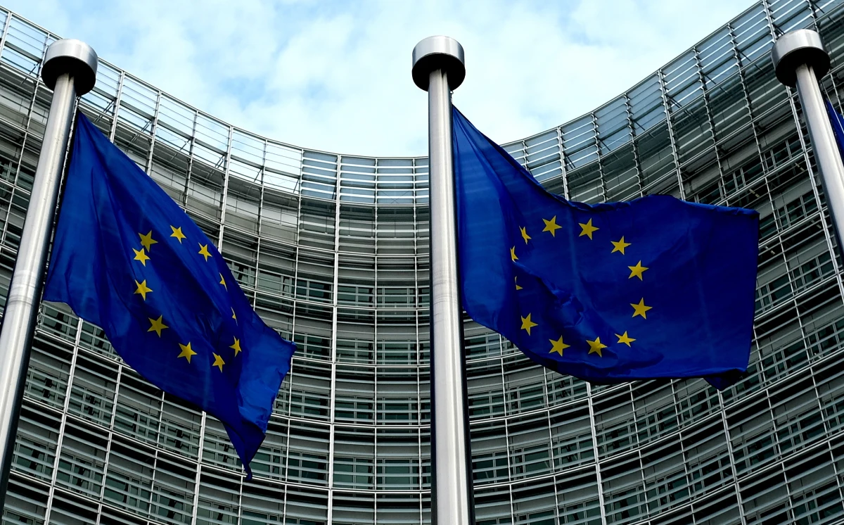 Komisja Europejska uruchomiła art. 7., pierwszy raz w historii i do tego w stosunku do Polski. Według unijnych urzędników chodzi o złamanie podstawowych wartości UE, jakimi są poszanowanie praworządności i demokracji. "To smutne" - w ten sposób szefowa Nowoczesnej Katarzyna Lubnauer skomentowała decyzję KE. Wiceszef Komisji Europejskiej Frans Timmermans, podkreślił, że urzędnicy dają Polsce trzy miesiące na wprowadzenie rekomendacji dot. praworządności. "W UE skończyła się cierpliwość do tego, co wyprawia PiS. Rząd nie był w stanie przekonująco tłumaczyć swoich racji; jest dziś na marginesie integracji europejskiej" - to już komentarz Rafała Trzaskowskiego z PO. 