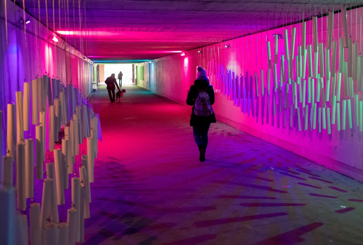 Niecodzienna instalacja pojawiła się w centrum Katowic, w tunelu łączącym ulice Tylną Mariacką i Wojewódzką. Nawiązuje ona do tytułu Kreatywnego Miasta Muzyki UNESCO. Zrobiona jest z 2018 rurek PVC, które zwisając przypominają falę dźwiękową. 
