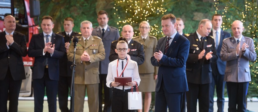 11-letni Marcel, który pomógł uratować życie swojemu koledze, został odznaczony medalem "Młody Bohater" przez ministra spraw wewnętrznych i administracji Mariusza Błaszczaka. Na uroczystość w Poznaniu chłopiec przyjechał z rodzicami i siostrą.