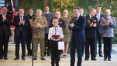 Uratował kolegę, który zasłabł na basenie. 11-latek dostał medal