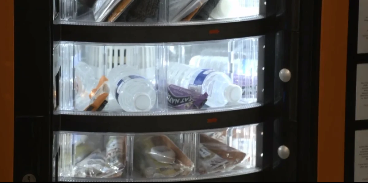 W angielskim mieście Nottingham postawiono został automat przeznaczony dla osób bezdomnych. "Wiedząc, jak dużym problemem jest bezdomność, zadaliśmy sobie pytanie, jak poprawić sytuację życiową osób borykających się z nią” – tłumaczył John Doddy, szef organizacji "Action Hunger" odpowiedzialnej za akcję. 