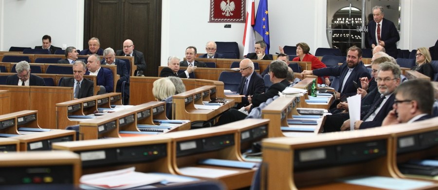 Poprawkę umożliwiającą osobom niepełnosprawnym głosowanie korespondencyjne wniósł w środę senator Prawa i Sprawiedliwości Marek Pęk. Podczas debaty w Senacie nad nowelą Kodeksu wyborczego szef Państwowej Komisji Wyborczej Wojciech Hermeliński przestrzegał przed skutkami zapisów dotyczących "x" i dopisków na karcie wyborczej.