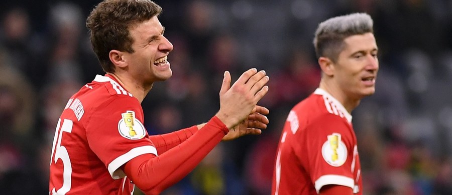 Robert Lewandowski nie zdobył bramki, ale jego Bayern Monachium awansował w środowy wieczór do ćwierćfinału piłkarskiego Pucharu Niemiec. Bawarczycy pokonali u siebie 2:1 broniącą trofeum Borussię Dortmund, w której zabrakło rekonwalescenta Łukasza Piszczka.