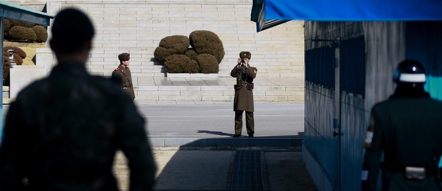Północnokoreański żołnierz uciekł do Korei Południowej. Południowokoreańscy żołnierze oddali ok. 20 strzałów ostrzegawczych, gdy do granicy zbliżyli się ścigający uciekiniera żołnierze z Północy.