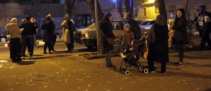 Trzęsienie ziemi o magnitudzie 5,2, które nawiedziło przed północą czasu lokalnego Teheran, spowodowało panikę wśród mieszkańców irańskiej stolicy. Setki tysięcy ludzi opuściły swe domy, a wielu nawet miasto.