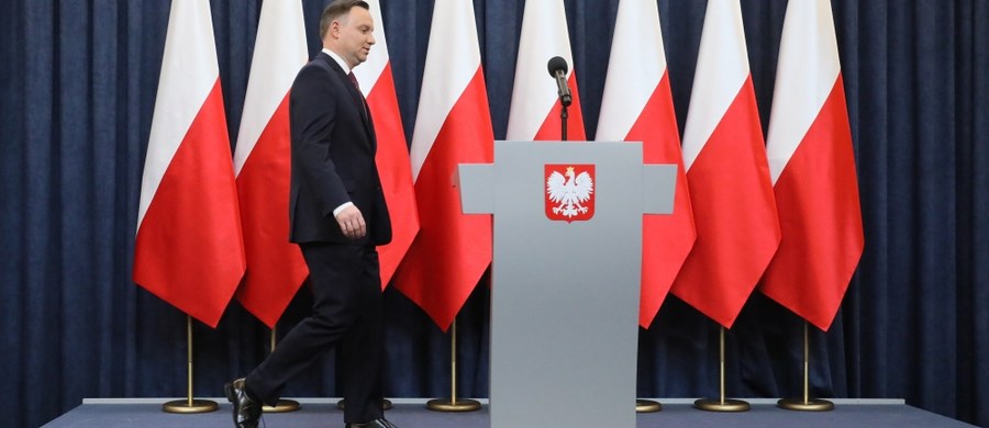 Za dwa tygodnie powinna wejść w życie ustawa o Krajowej Radzie Sądownictwa, za trzy miesiące - ustawa o Sądzie Najwyższym. Wczoraj prezydent Andrzej Duda zapowiedział, że podpisze obie ustawy. Według niego, "chyba nikt nie miał wątpliwości, że prezydenckie projekty ustaw o SN i KRS, to nie były te same ustawy, z którymi mieliśmy do czynienia w lipcu". "W tych ustawach są bardzo, bardzo istotne różnice" - stwierdził Andrzej Duda. 