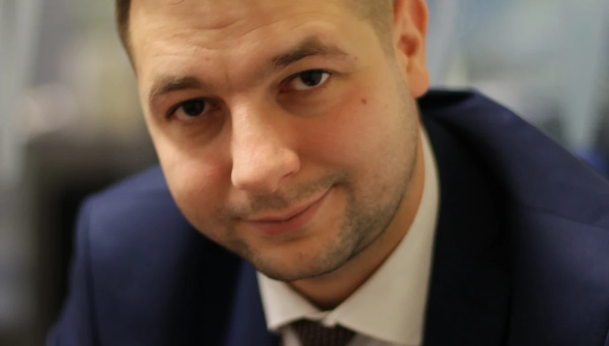 "Chodzi o to, że Polska przestaje być państwem podmiotowy. Polska przestaje być kolonią, z której można wyprowadzać pieniądze" – tak wiceszef resortu sprawiedliwości komentuje uruchomienie wobec naszego kraju art. 7 traktatu Unii Europejskiej. Patryk Jaki, gość Porannej rozmowy w RMF FM podkreśla, że Polska byłaby "cacy", gdybyśmy robili wszystko tak, jak chcą Niemcy czy Francja. "Wtedy bylibyśmy wyspą demokracji" – mówił nasz gość. "Nie ma równych i równiejszych. Wczoraj senator PiS, dziś poseł PO" – to komentarz Patryka Jakiego do informacji o tym, że prokuratura chce postawić pięć zarzutów korupcyjnych posłowi PO Stanisławowi Gawłowskiemu. "Wszyscy muszą być równi wobec prawa i muszą się nauczyć, że polskie państwo istnieje i to istnieje naprawdę a nie teoretycznie" – powiedział gość Porannej rozmowy w RMF FM. "Pierwszy raz w historii III Rzeczpospolitej wydarza się coś takiego, że ktoś musi oddawać majątek pochodzący z przestępstwa" – mówił szef komisji weryfikacyjnej, nawiązując do historii rodziny prezydent Warszawy Hanny Gronkiewicz-Waltz oraz kamienicy przy ul. Noakowskiego 16. "Niewykluczone, że ja jutro przyjdę z taką rekomendacją, ale to komisja podejmie decyzję" – dodał. "W mojej ocenie, rodzina Hanny Gronkiewicz-Waltz powinna oddać ponad 5 mln zł" – stwierdził wiceminister sprawiedliwości. 