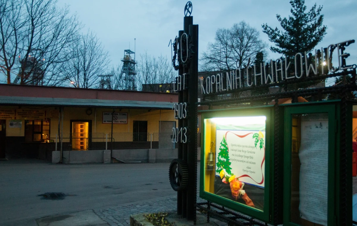 Nie żyje 33-letni górnik z kopalni Chwałowice w Rybniku, będącej częścią kopalni zespolonej ROW. Zmarł w wyniku obrażeń odniesionych we wczorajszym wypadku 550 metrów pod ziemią - podała Polska Grupa Górnicza, do której należy kopalnia. To 15. w tym roku śmiertelna ofiara wypadków w polskim górnictwie.