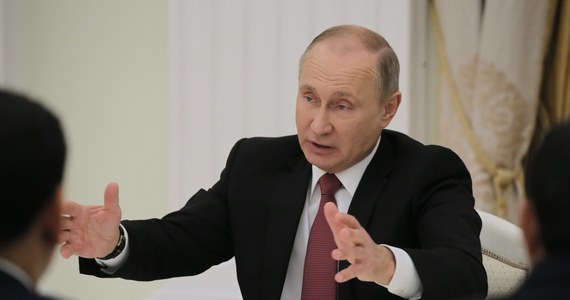 ​Na trzy miesiące przed wyborami prezydenckimi Władimir Putin umarza Rosjanom długi. Rosyjski prezydent zarządził, że nie trzeba będzie płacić zaległych podatków. "Podatkowa amnestia" ma zwiększyć poparcie i frekwencję wyborczą. 