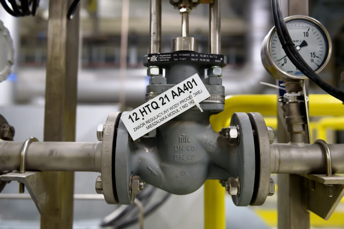 "Chcemy podwyżek" - mówią pracownicy Zakładów Energetyki Cieplnej w Katowicach, którzy demonstrują przed siedzibą zarządu firmy i grożą strajkiem. Za taką formą protestu w niedawnym referendum opowiedziała się zdecydowana większość załogi.