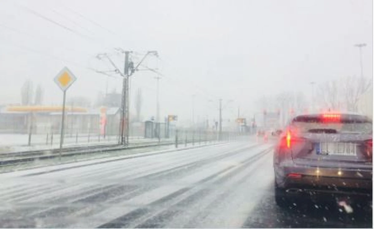 Prawie do godz. 16 zablokowana była trasa S8 w kierunku Warszawy, między węzłami Pabianice Południe i Rzgów (Łódzkie). Usuwano tam skutki nocnego wypadku.