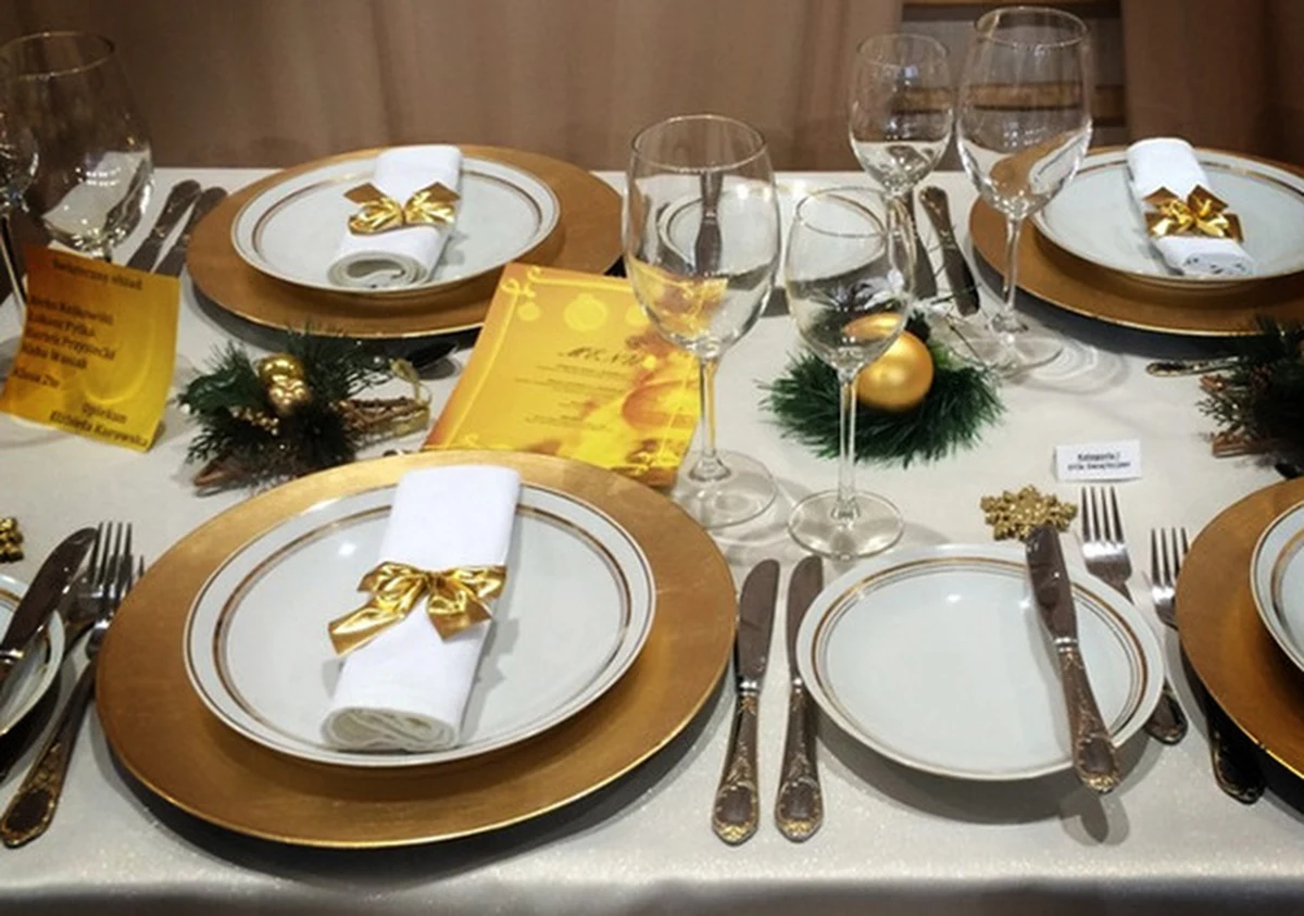 Wigilijna wieczerza, choinka, świąteczne ozdoby… Czas Bożego Narodzenia jest wyjątkowy miedzy innymi dzięki kultywowaniu świątecznych zwyczajów. Czy znasz je, wiesz skąd pochodzą? Sprawdź się – rozwiązując nasz quiz!
