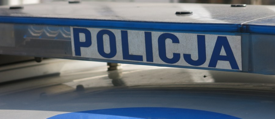 Policjanci z Warszawy zatrzymali trzech nastolatków, którzy w nocy na Mokotowie zniszczyli 5 samochodów i skuter, a dwa z tych pojazdów podpalili. Czwarty ze sprawców uciekł - jest poszukiwany.