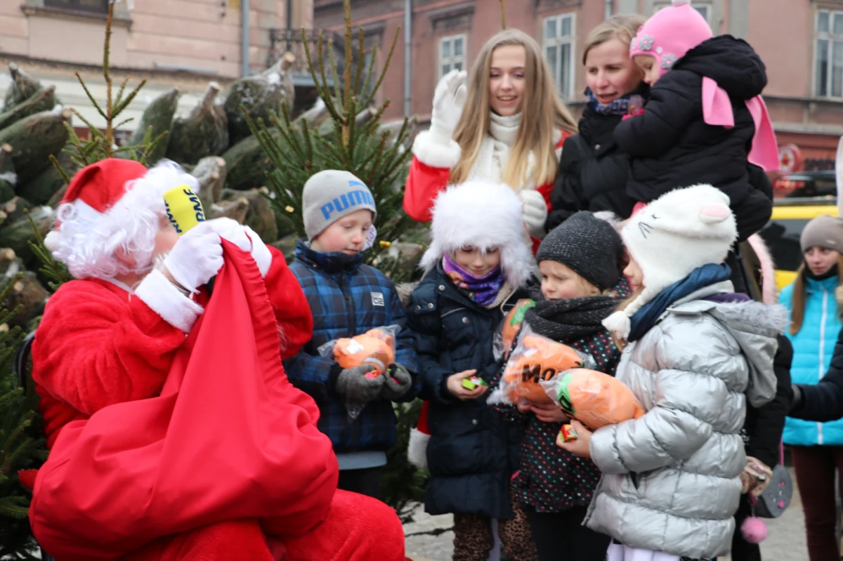 Kielce to przedostatni przystanek na naszej świątecznej trasie. Drzewka, bez których święta Bożego Narodzenia nie mogą się odbyć, rozdawaliśmy na rynku. Jutro wyczekujcie nas w Krakowie. Oprócz choinek będziemy mieć dla Was całe mnóstwo niespodzianek. 