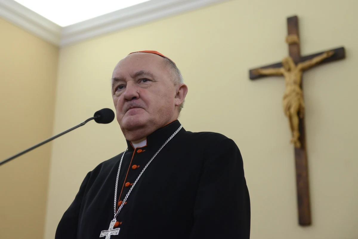 Gościem Porannej rozmowy w RMF FM jest kardynał Kazimierz Nycz. Z metropolitą warszawskim rozmawiamy o polskich sposobach na wspólne świętowanie Bożego Narodzenia mimo podziałów politycznych. Dlaczego warto odłożyć przy wigilijnym stole poglądy polityczne na bok i cieszyć się obecnością bliskich? Jak wyciszyć się w tym szczególnym czasie? Duchownego pytamy też, czy wraz ze współpracownikami dają sobie nawzajem prezenty i czy wierzy w Świętego Mikołaja - w końcu biskup też człowiek!