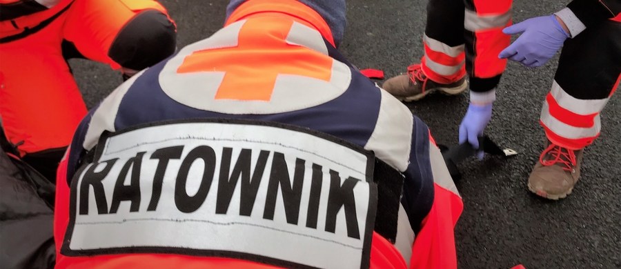 Wypadek autobusu z żołnierzami w Świętoszowicach w województwie śląskim. Kierowca chciał uniknąć zderzenia z innym autem, autokar wpadł w poślizg i uderzył w drzewo.