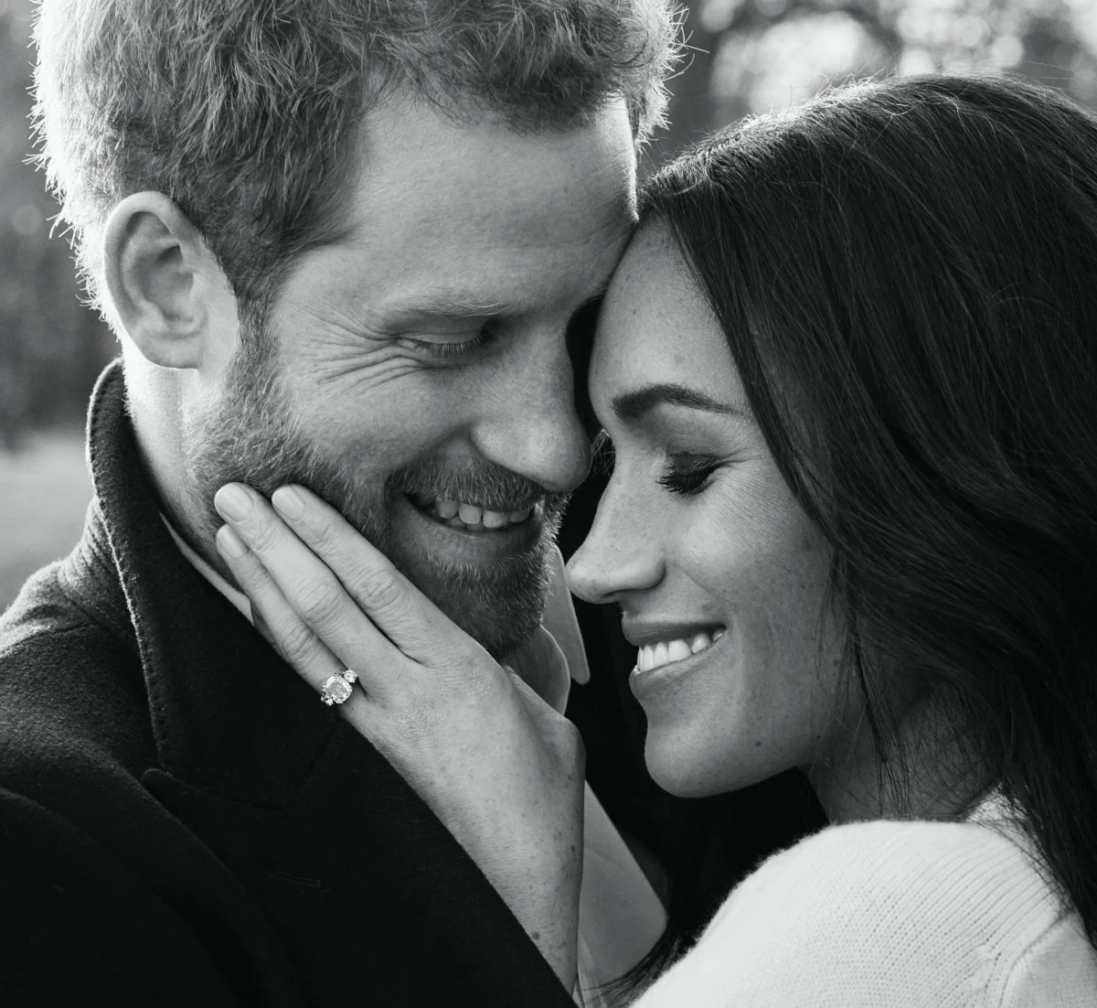 Pałac Kensington opublikował oficjalne zaręczynowe zdjęcia księcia Harry’ego i jego narzeczonej Meghan Markle. Początkowo pojawiły się dwie fotografie. Później jednak, w "wyrazie wdzięczności", Pałac pokazał jeszcze jedno zdjęcie. 