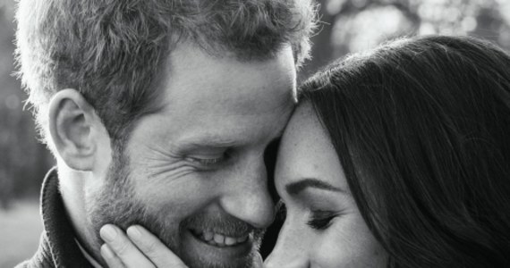 Pałac Kensington opublikował oficjalne zaręczynowe zdjęcia księcia Harry’ego i jego narzeczonej Meghan Markle. Początkowo pojawiły się dwie fotografie. Później jednak, w "wyrazie wdzięczności", Pałac pokazał jeszcze jedno zdjęcie. 