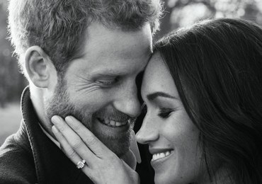 "Oddają szczęście między nimi". Oficjalne zdjęcia zaręczynowe księcia Harry'ego i Meghan Markle