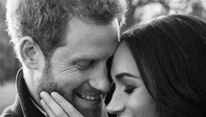 "Oddają szczęście między nimi". Oficjalne zdjęcia zaręczynowe księcia Harry'ego i Meghan Markle