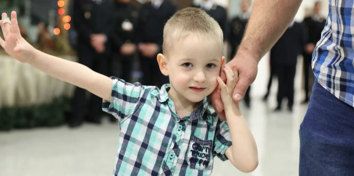 Trzyletni Maciek z Poraja k. Częstochowy sprowadził pomoc dla swojej mamy, która z powodu spadku poziomu cukru we krwi straciła przytomność. W Częstochowie minister spraw wewnętrznych i administracji Mariusz Błaszczak odznaczył chłopca Medalem Młodego Bohatera.