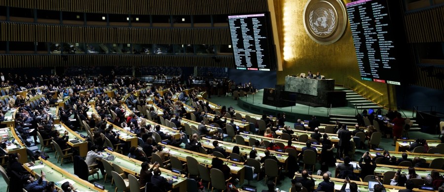 ​128 głosami przy dziewięciu głosach przeciw i 35 wstrzymujących się Zgromadzenie Ogólne Narodów Zjednoczonych przyjęło uchwałę żądającą odwołania decyzji prezydenta USA Donalda Trumpa o oficjalnym uznaniu Jerozolimy za stolicę Izraela.