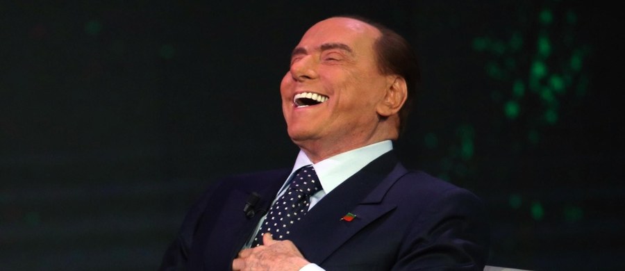 ​Były premier Włoch Silvio Berlusconi zaproszony do stacji radiowej odczytywał odpowiedzi na pytania z kartki. Nie wiedział, że w studiu jest kamera, która wszystko transmituje. W komentarzach podkreśla się, że za jego czasów radio było radiem, bez obrazu.