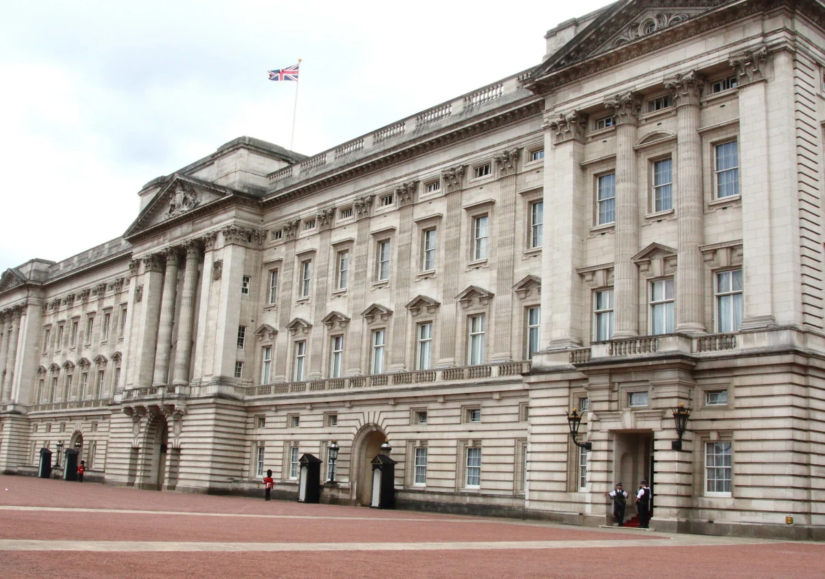 "Podejrzany pojazd" pozostawiony w pobliżu Pałacu Buckingham zwrócił uwagę brytyjskiej policji. W czwartek późnym wieczorem zamknięto dla ruchu okoliczne ulice - podał Reuters.