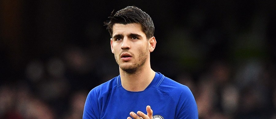 ​Piłkarz Chelsea Londyn Alvaro Morata nie zagra w sobotnim meczu 19. kolejki angielskiej ekstraklasy z Evertonem z powodu... radości po golu. Hiszpan chciał pokazać, że jego partnerka jest w ciąży i schował piłkę pod koszulką. Sędzia ukarał go za to żółtą kartką.