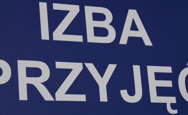 W niektórych zawodach święta to dzień jak każdy inny. Dyżurującym lekarzom dają się we znaki m.in. nieuzasadnione wezwania karetek do przypadków, z którymi poradziłby sobie każdy lekarz rodzinny. „W okresie świątecznym ludzie przyjeżdżają z zagranicy i chcą pokazać przed całą rodziną jak bardzo są zainteresowani swoimi bliskimi” – mówi lekarz SOR i pogotowia Robert Górski.