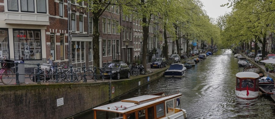 ​Aby lepiej poradzić sobie ze świątecznym tłokiem, władze Amsterdamu postanowiły wdrożyć system monitorowania ludności, który oparty jest na inteligentnych kamerach i czujnikach Wi-Fi. Dzięki tym urządzeniom będzie można mierzyć natężenie ruchu na ulicach, a zgromadzone dane zostaną wykorzystane do "zarządzania" tłumem.