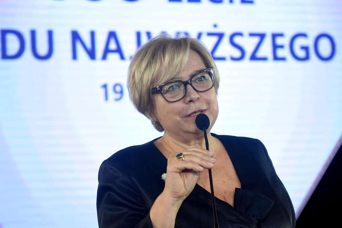 Dla burzycieli demokratycznego państwa prawnego, jakim jest w konstytucji Rzeczpospolita Polska, nie ma żadnego usprawiedliwienia ani prawnego, ani moralnego - oświadczyła I prezes Sądu Najwyższego Małgorzata Gersdorf odnosząc się m.in. do podpisanej przez prezydenta ustawy o SN. "Ostrzegam przed łamaniem umowy społecznej, jaką jest konstytucja. Jest to ścieżka nad przepaścią, w którą może spaść cały Naród" - napisała Gersdorf w liście otwartym przekazanym PAP w związku z podpisaniem przez prezydenta ustaw reformujących sądownictwo.