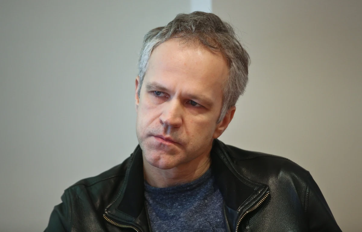 Sobotnim Gościem Krzysztofa Ziemca w RMF FM jest Radosław Pazura. Z aktorem filmowym i teatralnym rozmawiamy o jego wyjątkowym zaangażowaniu - artysta od lat za pośrednictwem założonej przez niego Fundacji Kapucyńskiej pomaga bezdomnym. Czy okres świąteczny jest dla nich najgorszym czasem w roku? Jak wesprzeć osoby, które z najróżniejszych względów znalazły się na marginesie społecznym? W jaki sposób celebryta staje się wolontariuszem?