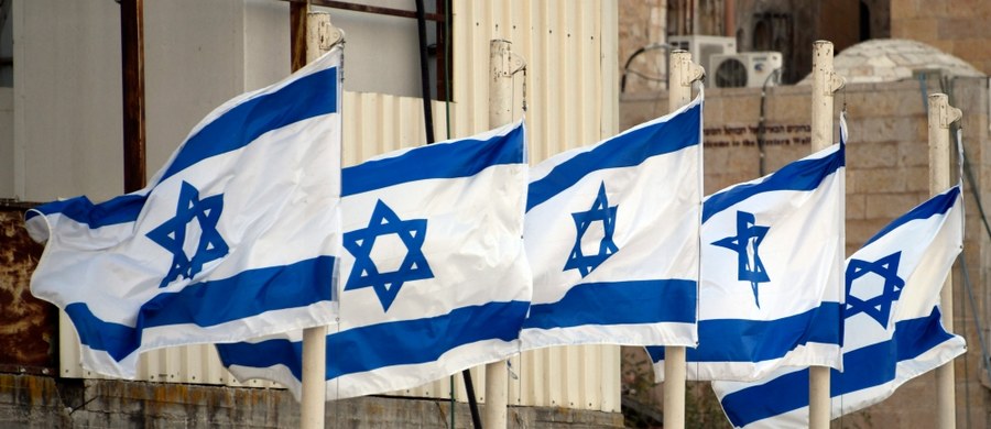 Izrael potwierdził, że występuje z Organizacji Narodów Zjednoczonych ds. Oświaty, Nauki i Kultury (UNESCO) z powodu "systematycznych ataków na państwo żydowskie". Rzecznik izraelskiego ministerstwa spraw zagranicznych Emmanuel Nahshon powiedział, że decyzja ma związek z prowadzonymi przez tę organizację "próbami odłączenia żydowskiej historii od ziem Izraela".
