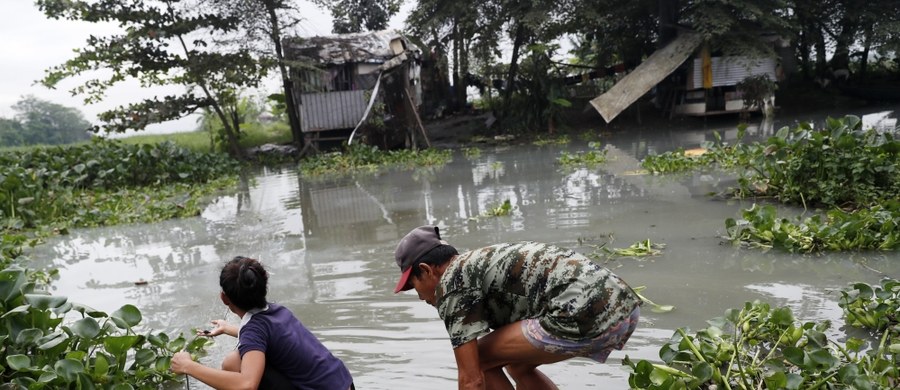 Do 133 wzrosła liczba ofiar śmiertelnych powodzi i lawin błotnych w następstwie burzy tropikalnej Tembin, która w piątek nawiedziła południowe Filipiny, zwłaszcza wyspę Mindanao - poinformowała w sobotę filipińska policja, na którą powołuje się agencja AFP. Najnowszy bilans ofiar potwierdzono po wydobyciu z rzeki Salog 36 ciał - precyzuje policja.