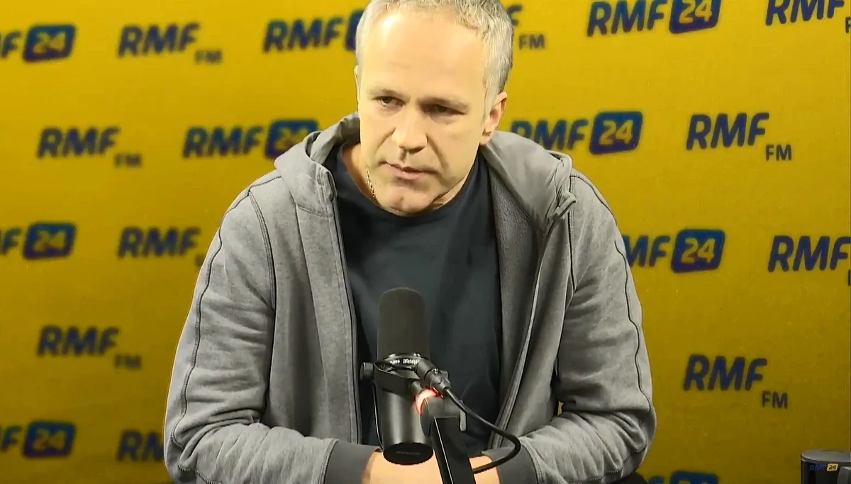 „Każdy chce (pomagać - red.). Jestem o tym przekonany. Kwestia tylko zrobienia tej pobudki. Bo mi się wydaje, że jesteśmy w uśpieniu nieraz, takim letargu - zajęci sami sobą” - mówił Gość Krzysztofa Ziemca w RMF FM Radosław Pazura. Aktor filmowy i teatralny od lat za pośrednictwem założonej przez niego Fundacji Kapucyńskiej pomaga bezdomnym. Czy dla nich święta do najgorszy czas w roku? „Oni są w takim położeniu, że każdy dzień po prostu nie jest tym najlepszym” - tłumaczył artysta. „Z jednej strony może to być dla nich taki dzień, kiedy przychodzi ta świadomość, jak jest naprawdę, a z drugiej strony to jest też taki dzień, który daje nadzieję, że nie są sami i że są też inni, którzy jednak się nad nimi pochylają. Pomimo tego, że wiedzą, że nad nimi być może nie warto by było się pochylić” - twierdził Pazura. Czy są takie osoby, które wychodzą z bezdomności pod opieką wolontariuszy? „Tak. Można powiedzieć, że to są takie nasze małe sukcesy. Jest ich trochę, nie jest zbyt dużo. Ale jest coraz większa grupa ludzi, która chce wejść na taką drogę i chce włożyć w to pracę, by móc wrócić do społeczeństwa” - zapewniał gość RMF FM. Czego życzy osobom w trudnym położeniu? „Nadziei” - odpowiedział Pazura. „By dały szansę do tego, że tej nadziei można się chwycić i że można odzyskać sens życia” - dodał.