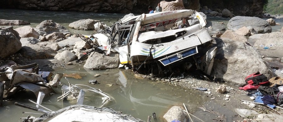 W sobotę autokar runął z mostu do rzeki w stanie Radźasthan, w zachodnich Indiach. Co najmniej zginęły 32 osoby. Dziesięć osób przeżyło wypadek i zostały ranne. 
