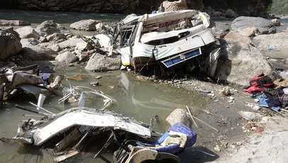 Indie: Autokar runął z mostu do rzeki. Co najmniej 32 osoby zginęły 