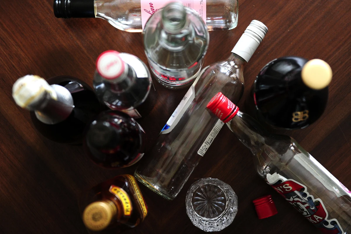 W nocy z czwartku na piątek w Teheranie i okolicach, aresztowano 230 młodych kobiet i mężczyzn. Irańczycy brali udział w tanecznej zabawie, gdzie podawano alkohol. W Iranie spotkania singli przy alkoholu są zakazane. 