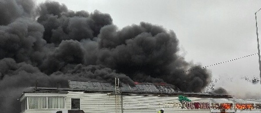 "Pożar hali magazynowej w Radomiu został opanowany, trwa dogaszanie zniszczonego obiektu; nie ma osób poszkodowanych, na miejscu jest 220 strażaków i 57 samochodów straży pożarnej" - przekazał rzecznik mazowieckiej PSP mł. bryg. Karol Kierzkowski.