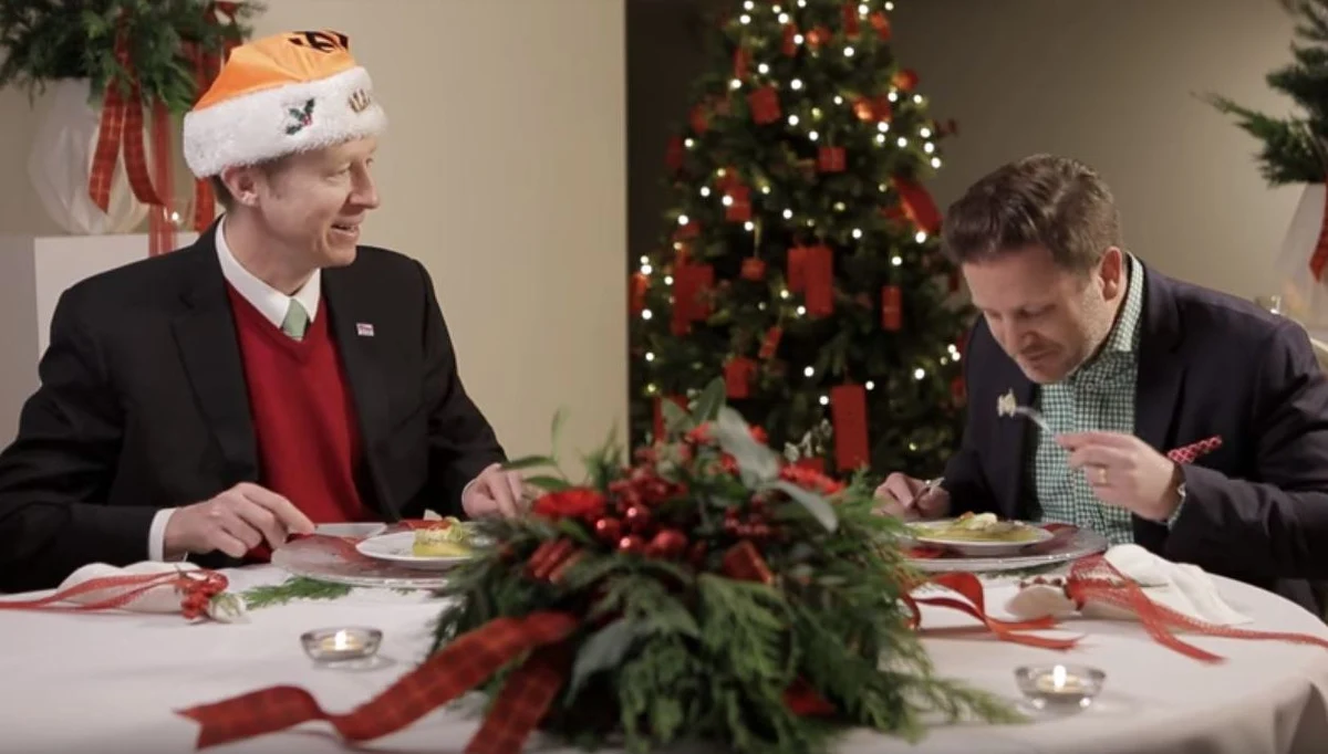 O tym, że polska Wigilia jest absolutnie wyjątkowa, wiemy wszyscy doskonale. A przed tegorocznym Bożym Narodzeniem okazję, by się o tym przekonać, mieli również ambasador USA w naszym kraju Paul Jones i dyplomaci z amerykańskiej ambasady w Warszawie. Które dania polskiej Wigilii smakowały im najbardziej? I jak poradzili sobie z ich nazwami? Zobaczcie sami na filmie opublikowanym przez ambasadę!