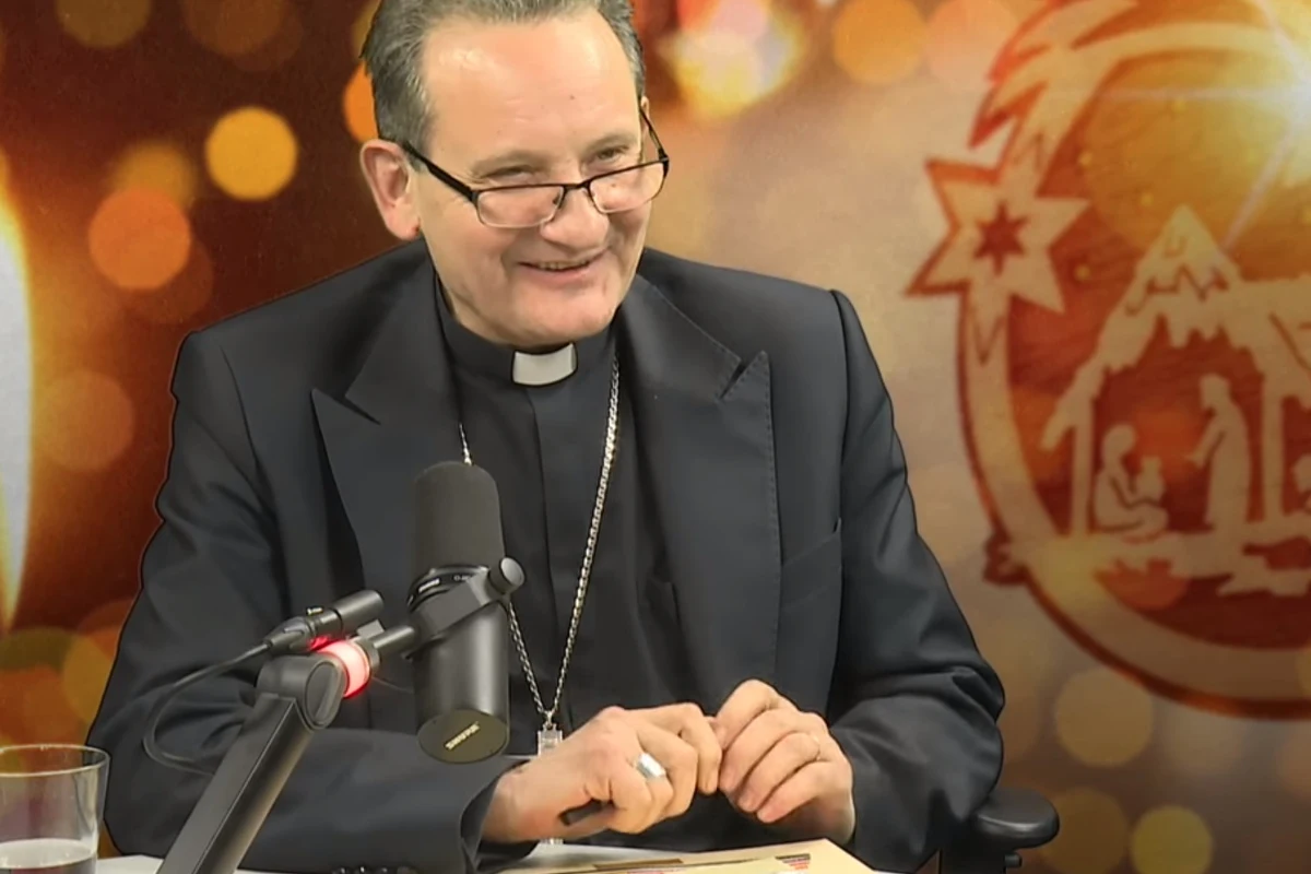 Święta Bożego Narodzenia za pasem, karp jeszcze nie jest sprawiony, pierogi niegotowe, a warzywa na sałatkę wciąż czekają, żeby się nimi zająć. A do tego choinka wciąż bez ozdób. Jak w tym wszystkim nie zgubić tego, co jest naprawdę ważne? Podpowiada w RMF FM biskup Rafał Markowski. W rozmowie z Marcinem Zaborskim tworzy świąteczne drzewko, ozdabiając je siedmioma słowami, bez których nie ma dobrych świąt. Jakie to słowa? - sprawdźcie, oglądając rozmowę.