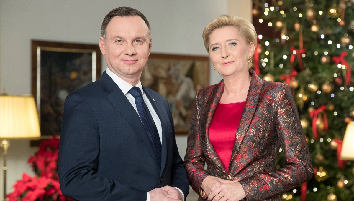 Radości płynącej ze wspólnego świętowania, serdeczności i rodzinnej atmosfery życzy Polakom prezydent Andrzej Duda z małżonką Agatą Kornhauser-Dudą. Prezydent namawia też, by nadchodzący rok - stulecia odzyskania niepodległości - był czasem refleksji nad sprawami dla Polski najważniejszymi.