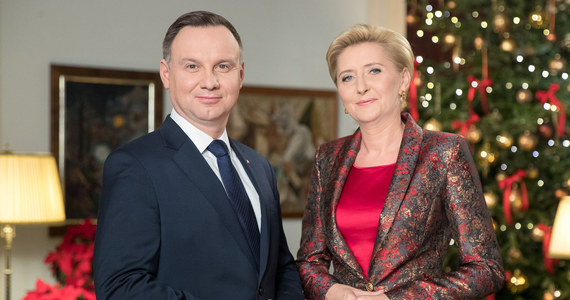 Radości płynącej ze wspólnego świętowania, serdeczności i rodzinnej atmosfery życzy Polakom prezydent Andrzej Duda z małżonką Agatą Kornhauser-Dudą. Prezydent namawia też, by nadchodzący rok - stulecia odzyskania niepodległości - był czasem refleksji nad sprawami dla Polski najważniejszymi.