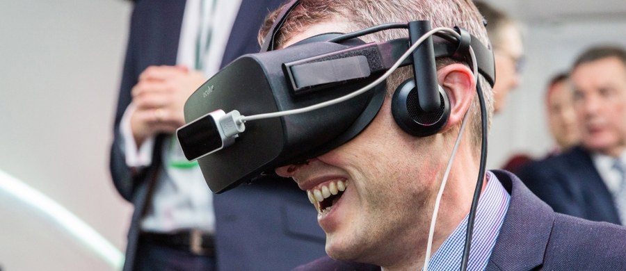 ​Rosyjscy śledczy prowadzą śledztwo w sprawie śmierci człowieka, który zginął podczas gry w goglach VR (virtual reality - wirtualna rzeczywistość). To pierwszy taki przypadek w historii.